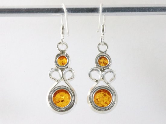 Opengewerkte zilveren oorbellen met amber afbeelding 3