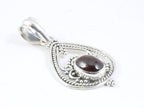 Opengewerkte zilveren hanger met granaat afbeelding 2
