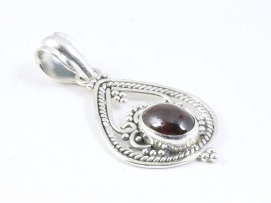 Opengewerkte zilveren hanger met granaat afbeelding 2