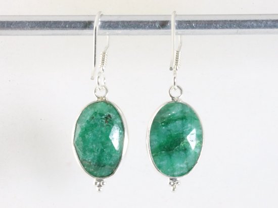 Fijne zilveren oorbellen met smaragd afbeelding 2