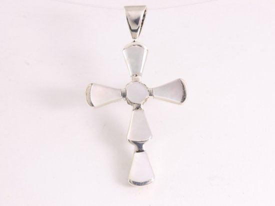 Fijne zilveren kruishanger met parelmoer afbeelding 1