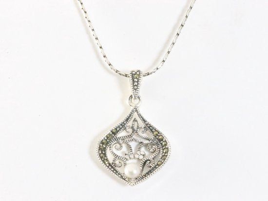 Fijne zilveren hanger met parel en marcasiet aan ketting afbeelding 4