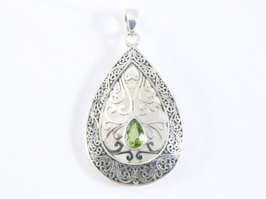 Traditionele grote bewerkte zilveren hanger met peridoot afbeelding 4