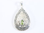 Traditionele grote bewerkte zilveren hanger met peridoot afbeelding 4