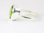 Hoogglans zilveren ring met peridoot afbeelding 2