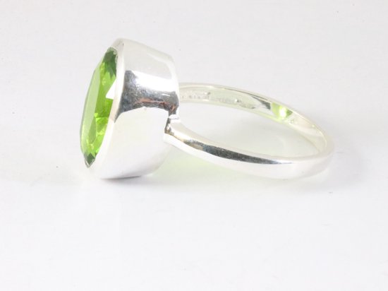Hoogglans zilveren ring met peridoot afbeelding 2