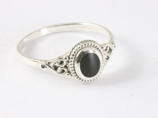 Fijne bewerkte zilveren ring met onyx afbeelding 1