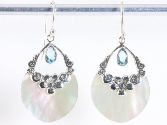Traditionele bewerkte zilveren oorbellen met parelmoer en blauwe topaas afbeelding 3