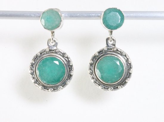 Ronde bewerkte zilveren oorstekers met smaragd afbeelding 1