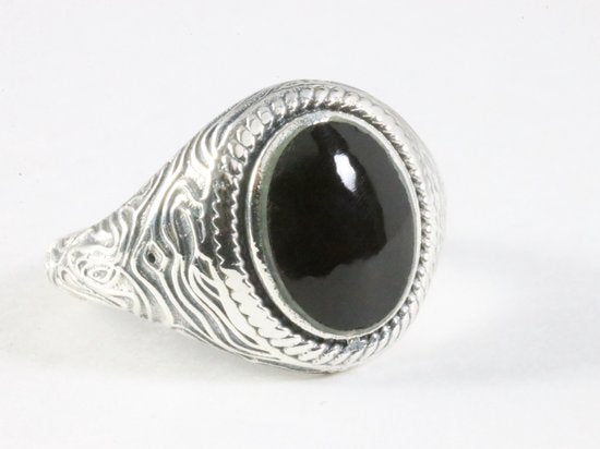 Bewerkte zilveren ring met onyx afbeelding 1