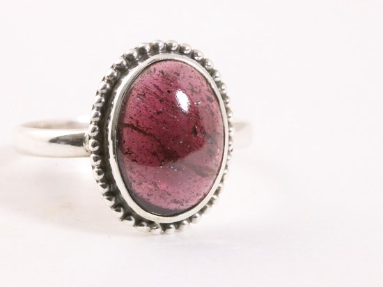 Bewerkte ovale zilveren ring met granaat afbeelding 1