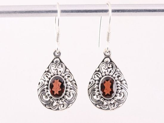 Opengewerkte zilveren oorbellen met granaat afbeelding 4