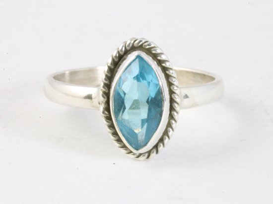 Fijne bewerkte zilveren ring met blauwe topaas afbeelding 4