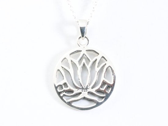Ronde opengewerkte zilveren lotus bloem hanger aan ketting afbeelding 3