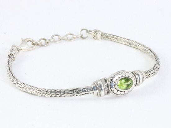 Traditionele zilveren snake armband met peridoot afbeelding 2