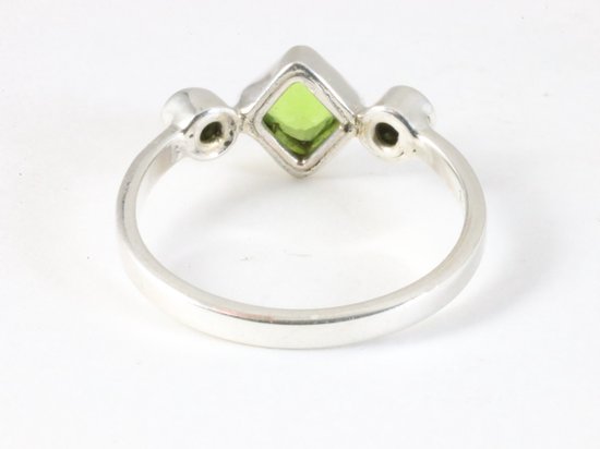Fijne hoogglans zilveren ring met peridoot afbeelding 3