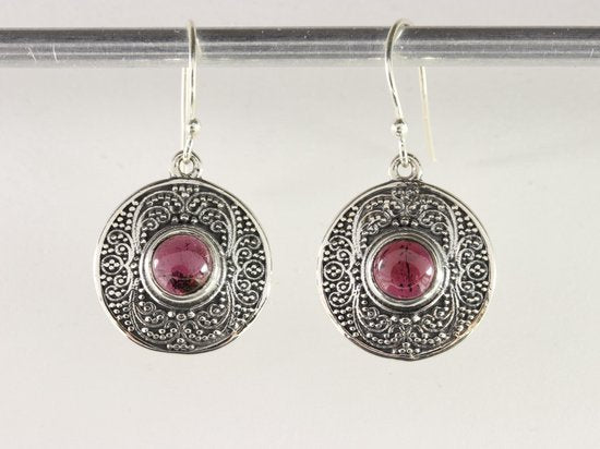 Ronde bewerkte zilveren oorbellen met granaat afbeelding 4
