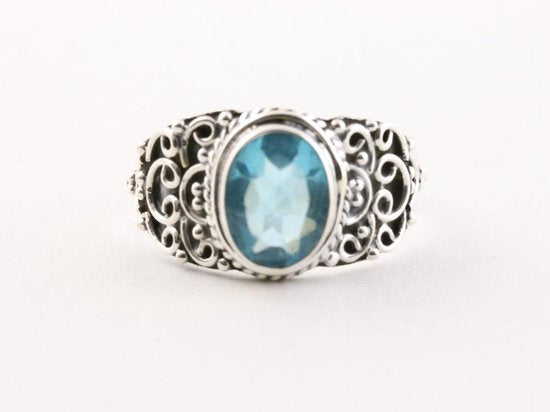 Bewerkte zilveren ring met blauwe topaas afbeelding 4