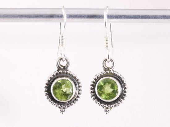 Fijne bewerkte ronde zilveren oorbellen met peridoot afbeelding 4
