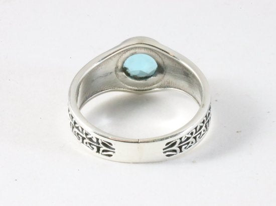 Bewerkte zilveren ring met blauwe topaas afbeelding 3