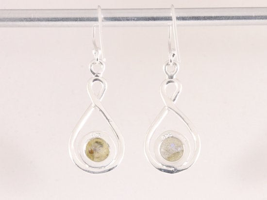 Opengewerkte zilveren oorbellen met labradoriet afbeelding 3