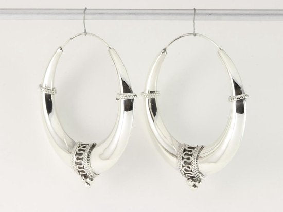 Grote bewerkte zilveren Bali oorringen afbeelding 2