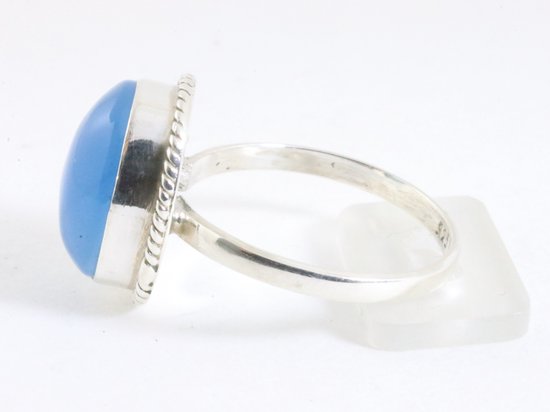 Bewerkte ovale zilveren ring met blauwe chalcedoon afbeelding 2