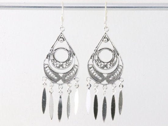 Traditionele lange zilveren filigrein oorbellen afbeelding 3