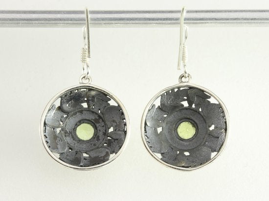 Ronde opengewerkte zilveren oorbellen met peridoot afbeelding 3
