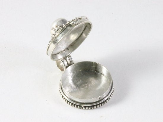 Traditioneel bewerkt zilveren medaillon met parel afbeelding 5