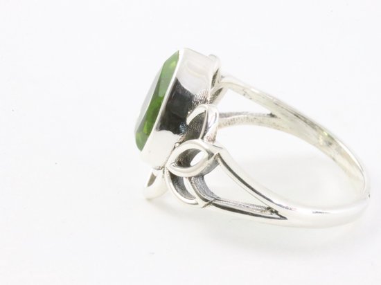 Opengewerkte zilveren lotus bloem ring met peridoot afbeelding 2