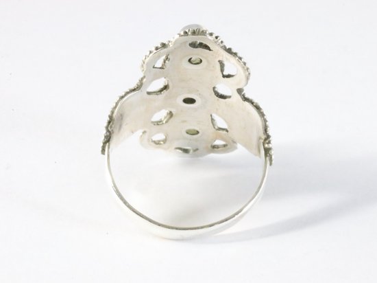 Bewerkte zilveren ring met 3 regenboog maanstenen afbeelding 3