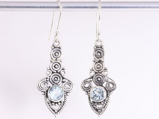 Lange bewerkte zilveren oorbellen met blauwe topaas afbeelding 4