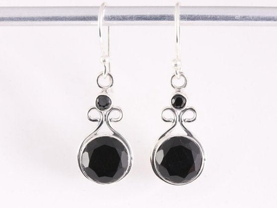 Opengewerkte zilveren oorbellen met onyx afbeelding 4