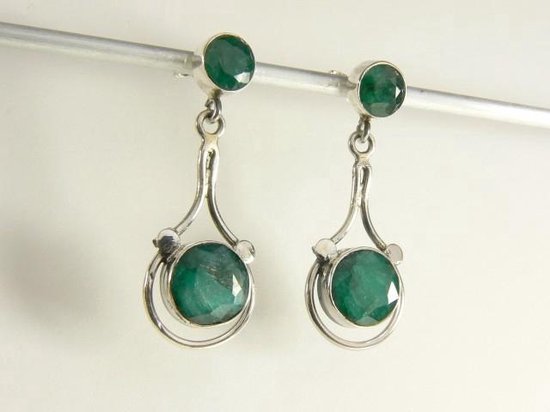 Opengewerkte zilveren oorstekers met smaragd afbeelding 2