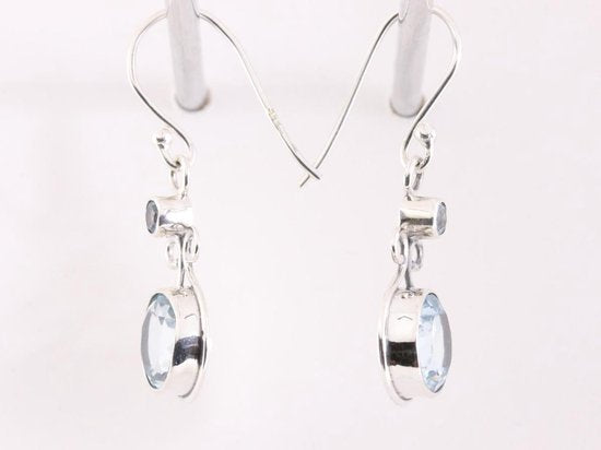 Opengewerkte zilveren oorbellen met blauwe topaas afbeelding 2