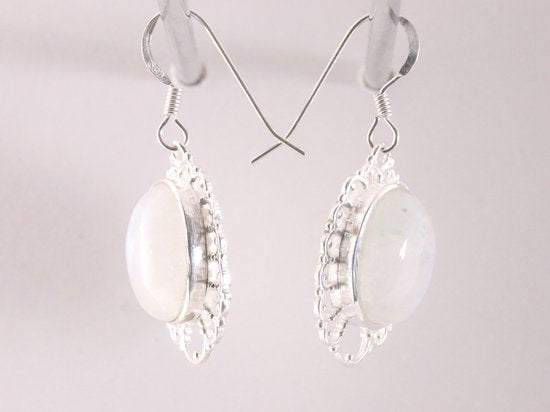 Opengewerkte zilveren oorbellen met regenboog maansteen afbeelding 2