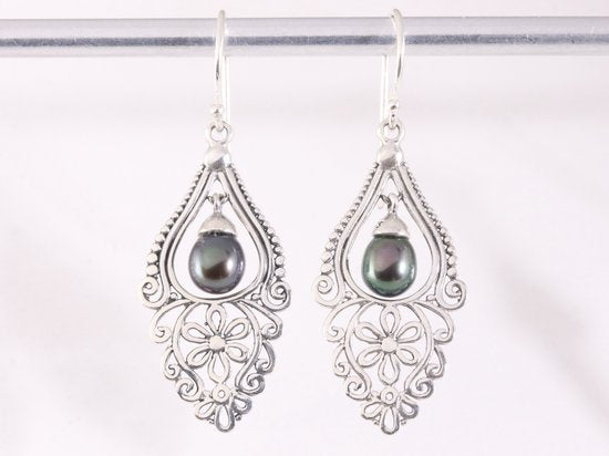 Opengewerkte zilveren oorbellen met zwarte zoetwater parel afbeelding 4