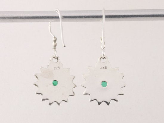 Fijne bewerkte zilveren oorbellen met groene onyx afbeelding 3