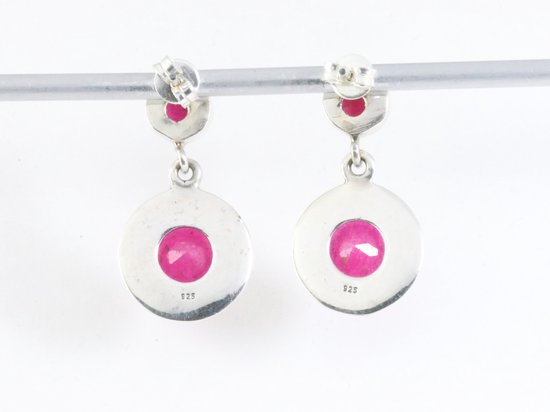 Ronde bewerkte zilveren oorstekers met robijn afbeelding 3