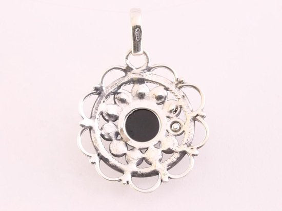 Opengewerkte zilveren hanger met onyx afbeelding 3
