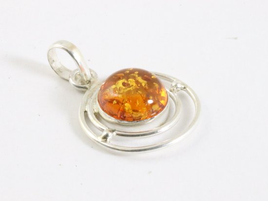 Ronde opengewerkte zilveren hanger met amber afbeelding 2