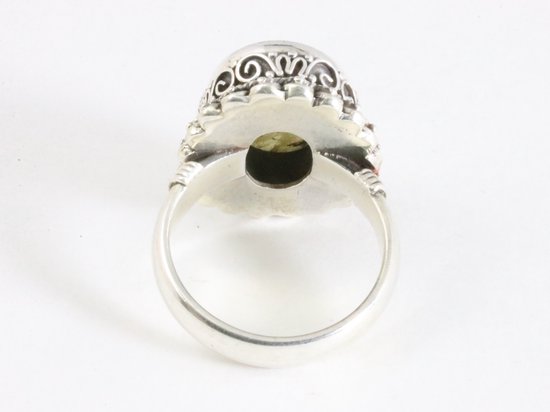 Traditionele zware bewerkte zilveren ring met rode zonnesteen afbeelding 3