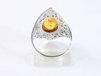Opengewerkte zilveren ring met amber afbeelding 3