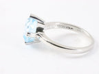 Ronde hoogglans zilveren ring met blauwe topaas afbeelding 2