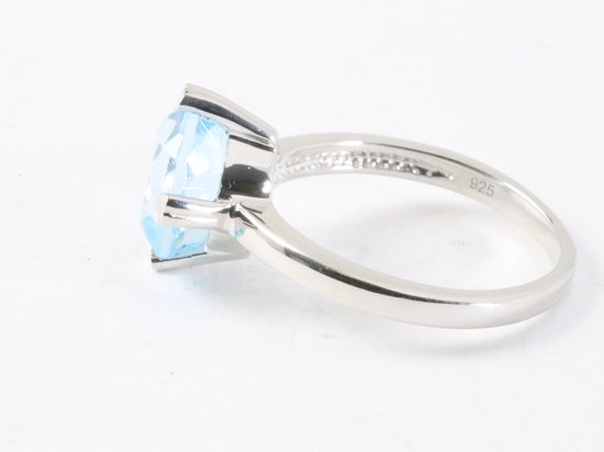 Ronde hoogglans zilveren ring met blauwe topaas afbeelding 2