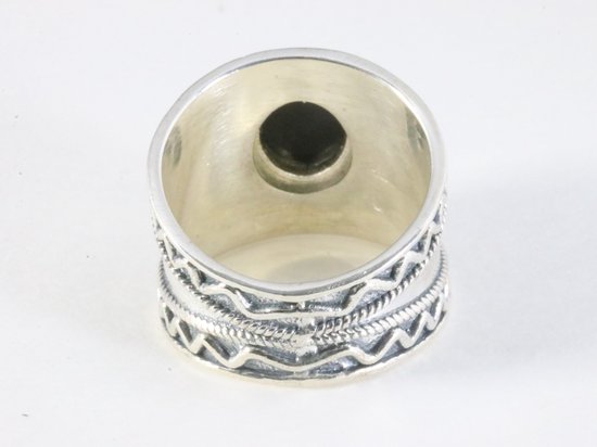 Bewerkte zilveren ring met onyx afbeelding 3