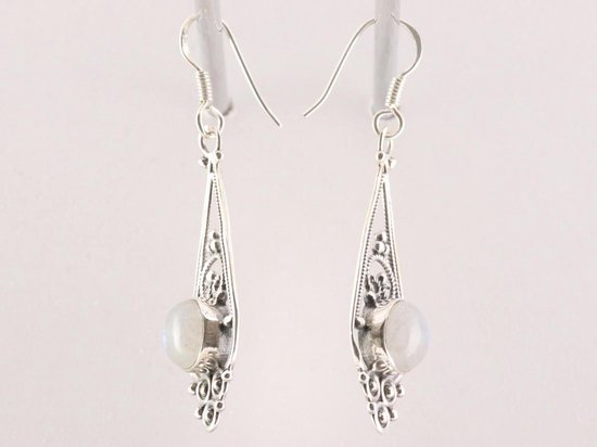 Lange opengewerkte zilveren oorbellen met regenboog maansteen afbeelding 2