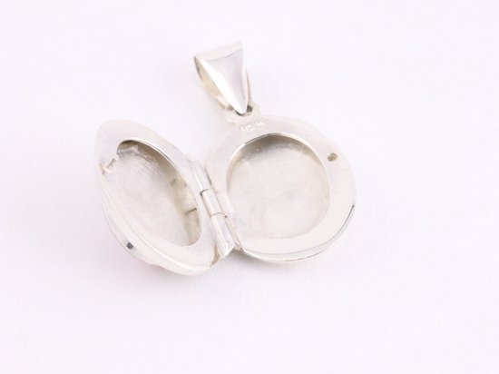 Fijn bewerkt zilveren medaillon met onyx afbeelding 4