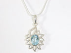 Opengewerkte zilveren hanger met blauwe topaas aan ketting afbeelding 4